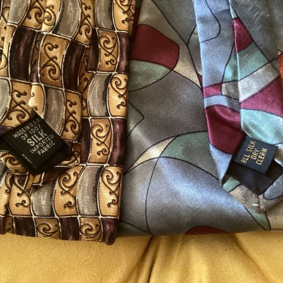 Lot of 2 Bill Blass 100% Silk Ties Multicolor Abstract Design 4” x 56” - Picture 3 of 3
